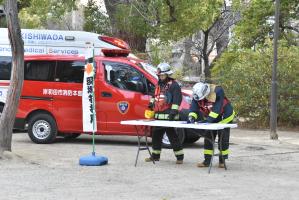 消防士が指揮をとっている様子