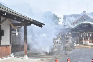 煙が蔓延している境内