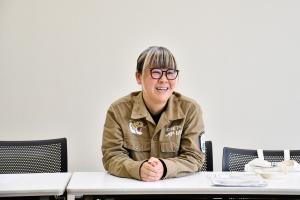 眼鏡をかけた笑顔の女性