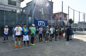 スタートを目前に選手たちが整列している様子