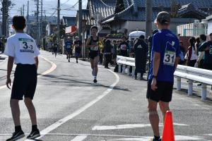 タスキを渡す中継所に走っている様子