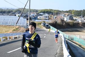 坂道をかけあがる選手