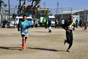 ゴール間近で競り合う選手たち