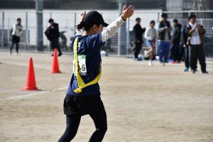 両手を挙げてゴールする様子