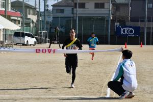 ゴールテープを切る選手