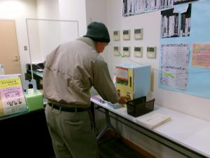 大人の方がガチャガチャをしてくださっている様子