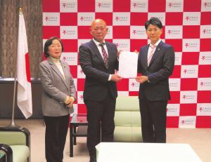 議会より市長へ提案書・提言書を提出