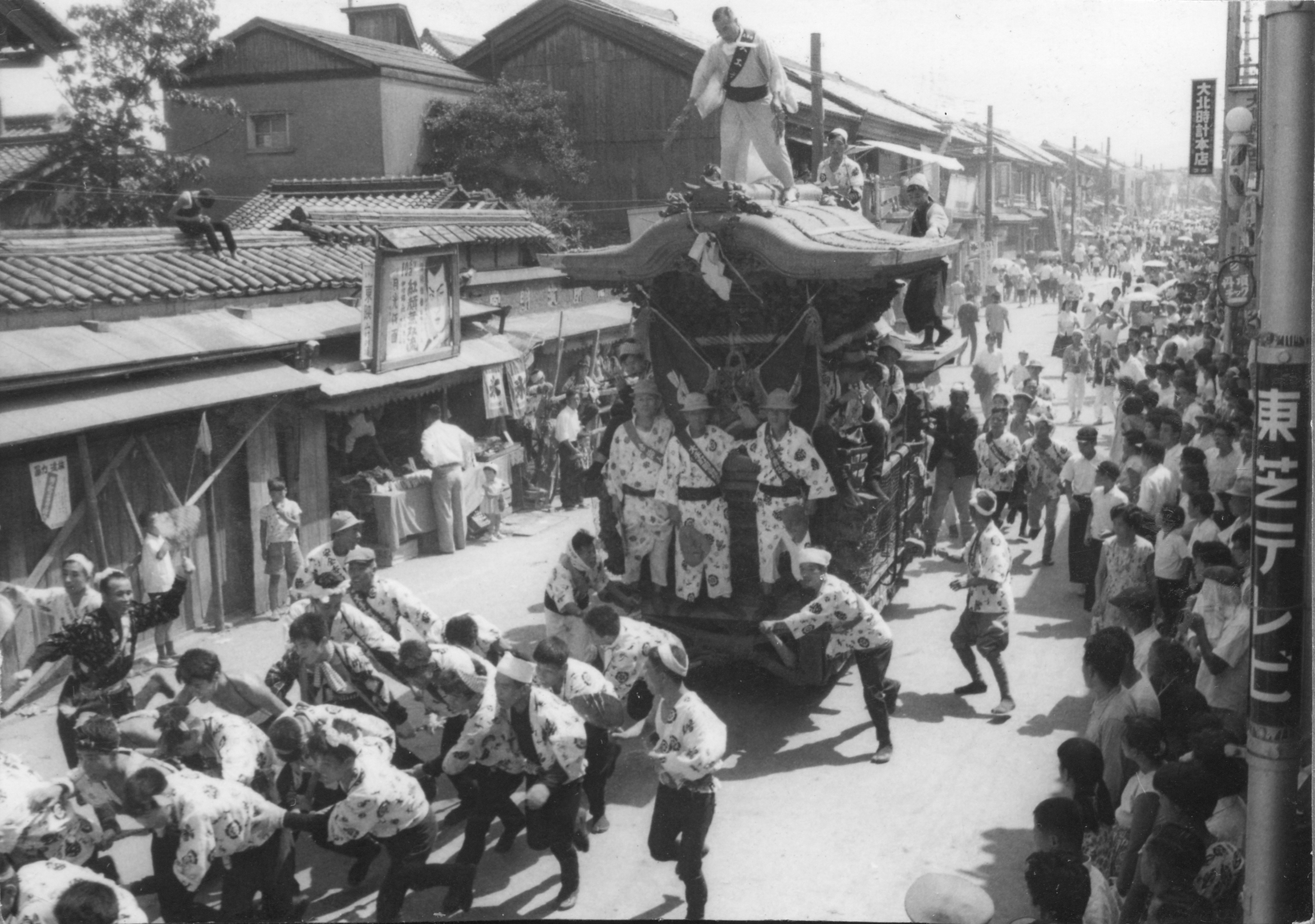 モノクロのだんじりの写真