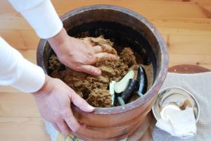 なすびをぬか床に入れている写真