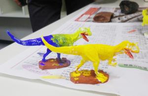 恐竜のフィギュアに色を塗っている写真