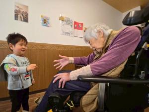 ひいひいおばあちゃんと玄孫がじゃんけんしている様子