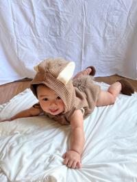 馬のロンパースを着ている赤ちゃん