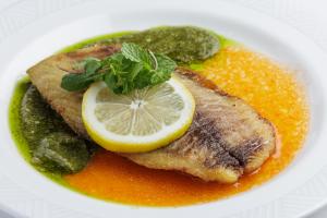 レモンが乗った黒鯛料理