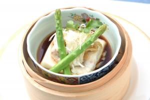 豆腐にアスパラが乗った黒鯛料理