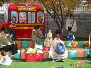 園庭であそんでいる親子