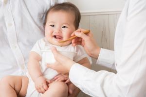 赤ちゃんが離乳食を食べている様子