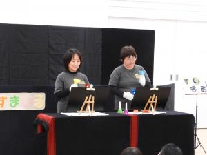 人形劇を披露している様子