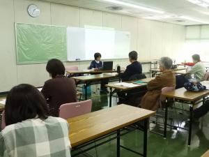 スライドを使って説明をしてくださっている様子