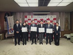 四者による連携協定締結式の集合写真