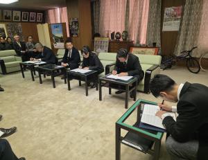 協定書へサインしている風景