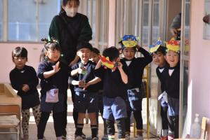 廊下からワクワクした顔でちきりくんを見る園児たち
