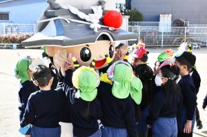 園児に囲まれて大歓迎を受けるちきりくん