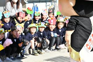 ちきりくんを嬉しそうに見るちきりくん