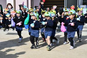 楽しそうな表情で豆まきをする園児たち