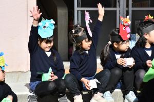 質問に手を挙げる女の子