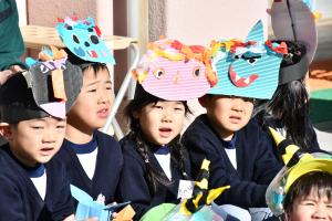 自分たちで作った鬼のお面をつけた年長児