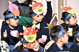 自分たちで作った鬼のお面をつけた年少児