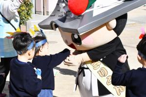 ちきりくんに豆をあげる年少児