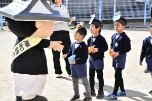 ちきりくんにお別れの挨拶をする子どもたち