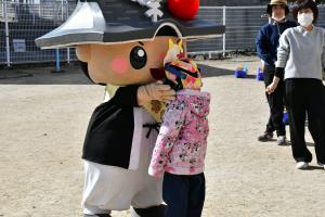 ちきりくんにお別れの挨拶をする子どもたち