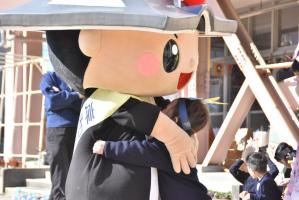 ちきりくんに抱き着く