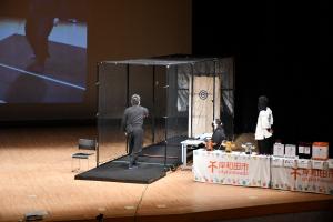 手裏剣を投げている様子