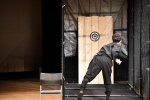 手裏剣を投げている様子