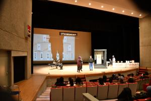 舞台上で自己紹介している写真