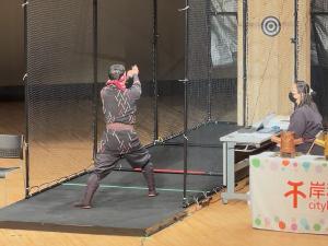 手裏剣を投げている様子