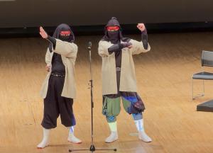 漫才を披露している様子