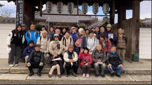 史跡を歩くツアー参加者の集合写真