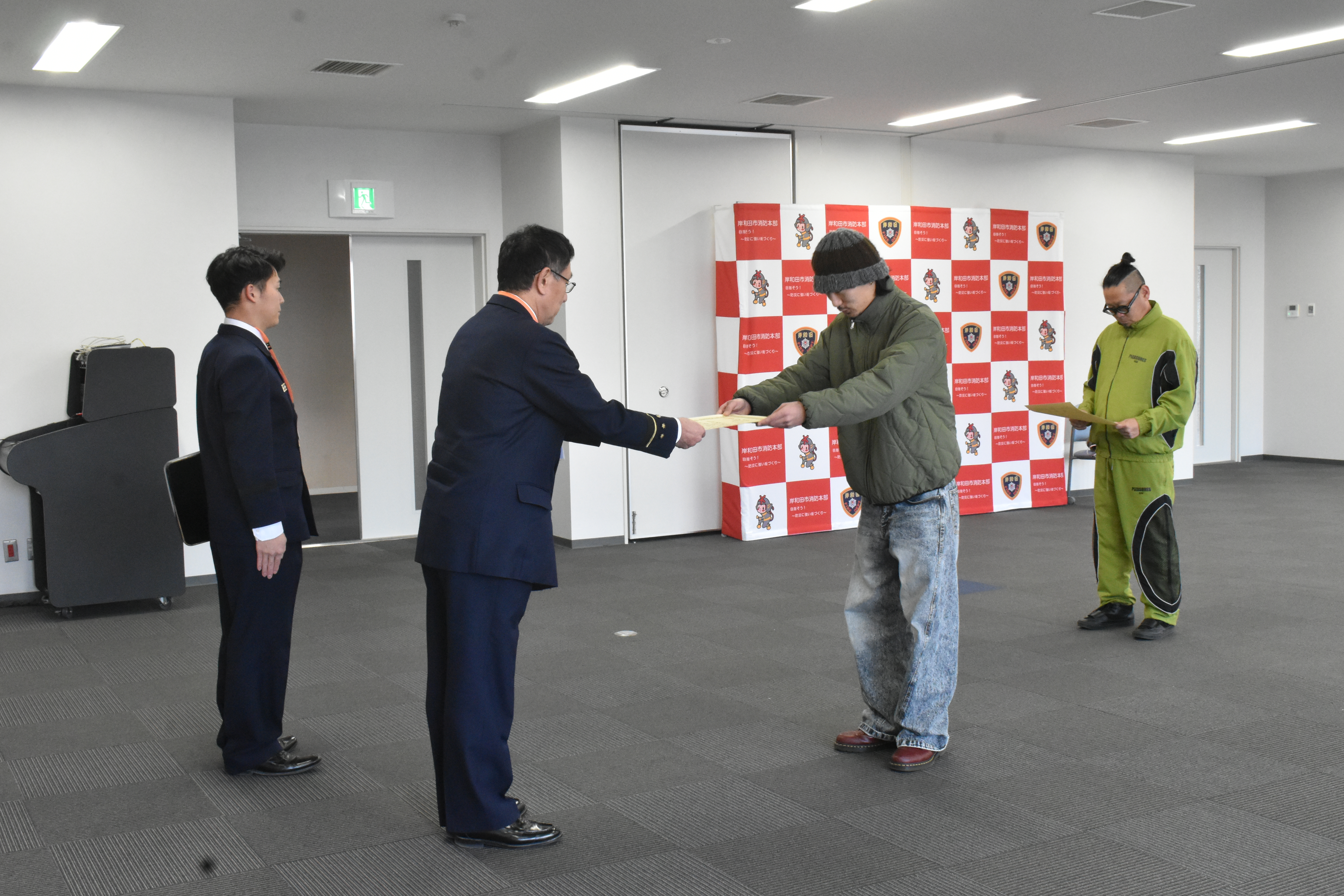 木ノ元さんが消防長から感謝状を受け取っている写真