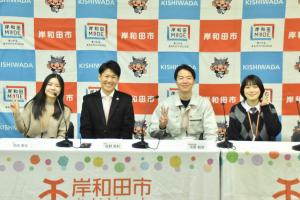 市長と危機管理課職員の集合写真