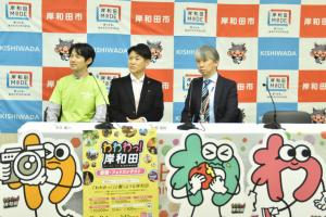 市長と広報広聴課職員の集合写真