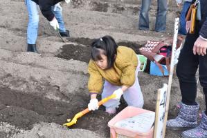 畑を耕す女の子