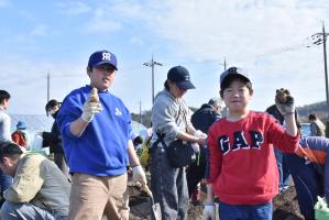 ジャガイモを手に持つ2人の男の子