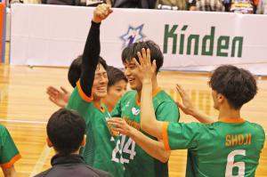 ガッツポーズで喜ぶ選手