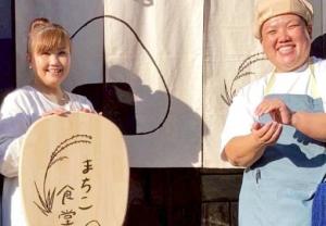 エプロン姿の2人