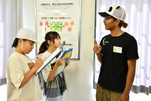 アドベンチャーワールドの方へ質問する生徒