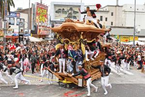 岸和田駅前でやりまわしするだんじり